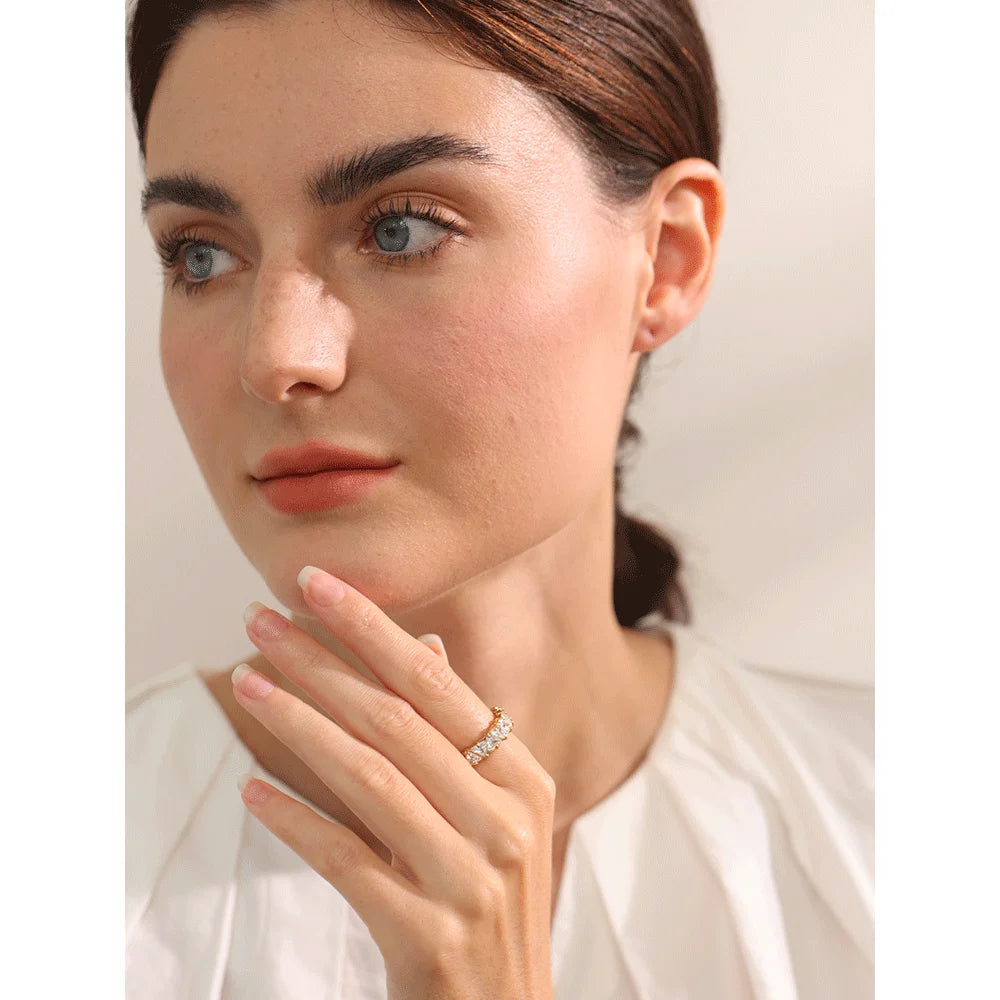 Anel Lux Zircônias Banhado em Ouro 18K