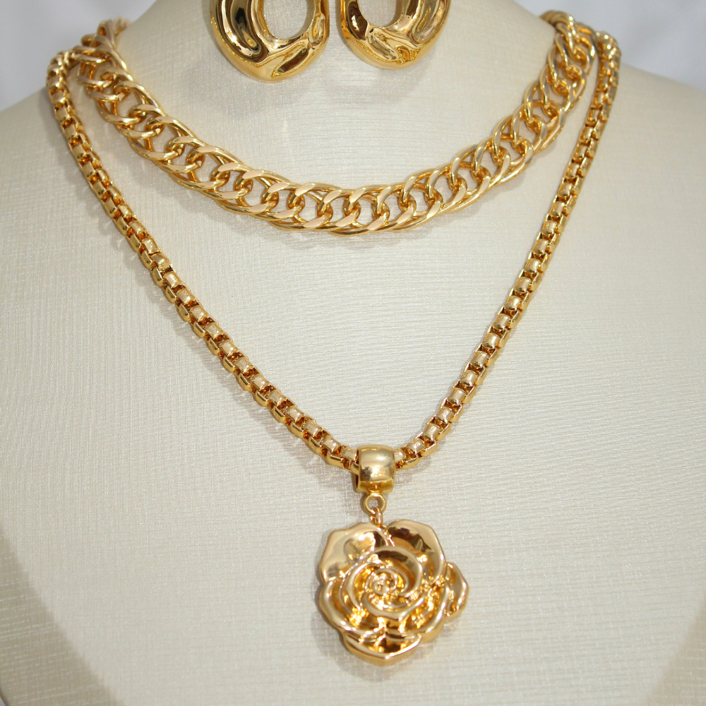 Colar Relicário Rosa Banhado em Ouro 18K