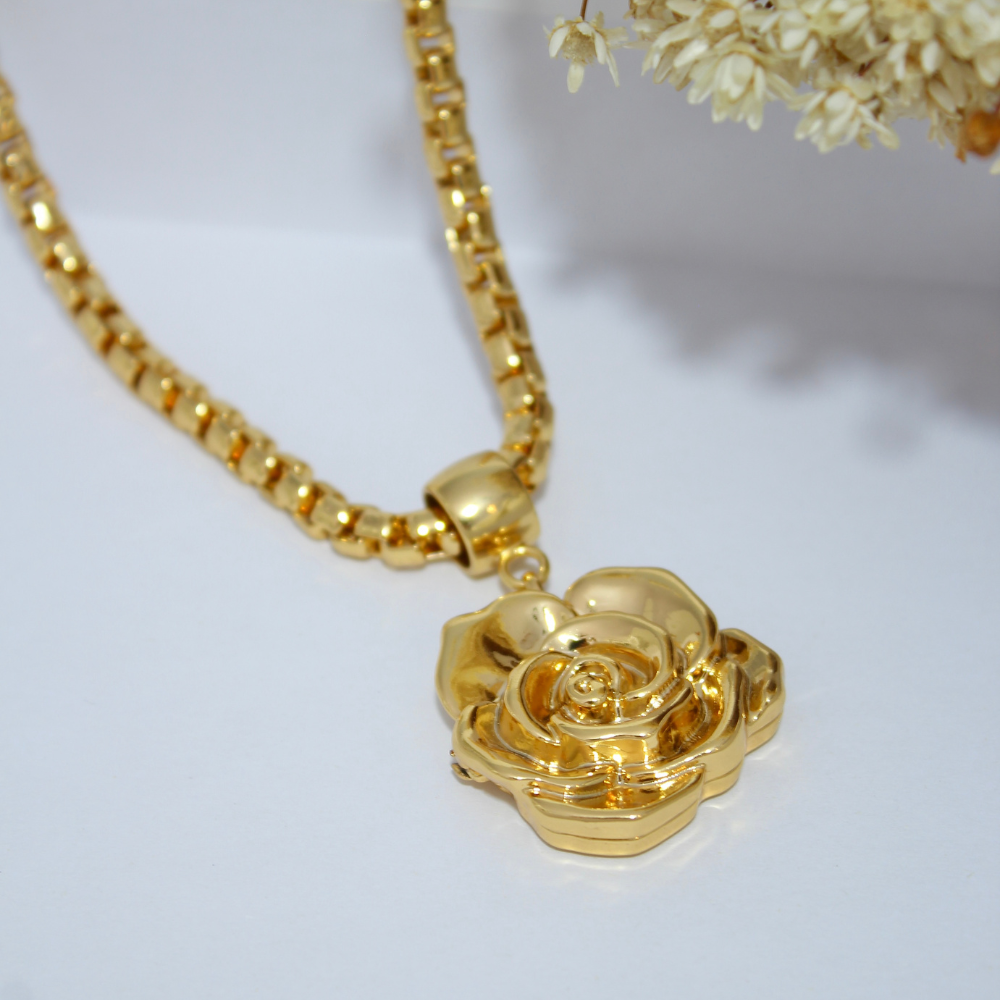 Colar Relicário Rosa Banhado em Ouro 18K