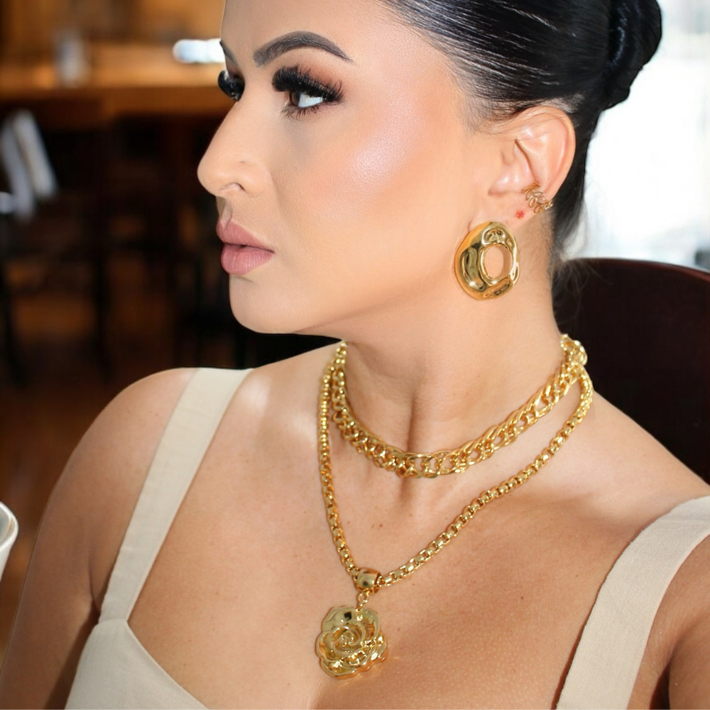 Colar Relicário Rosa Banhado em Ouro 18K