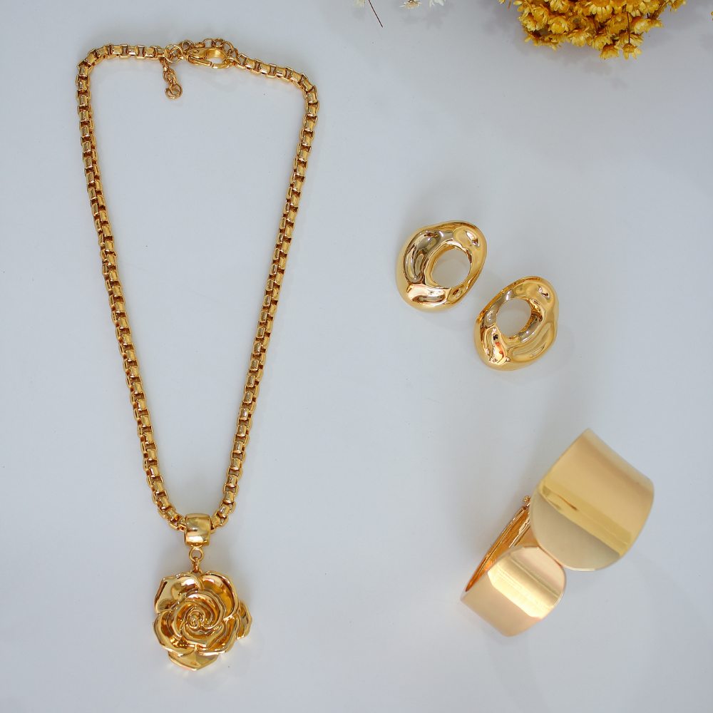 Colar Relicário Rosa Banhado em Ouro 18K