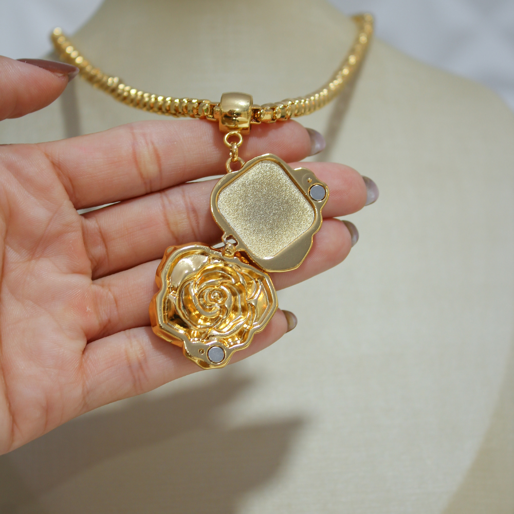 Colar Relicário Rosa Banhado em Ouro 18K