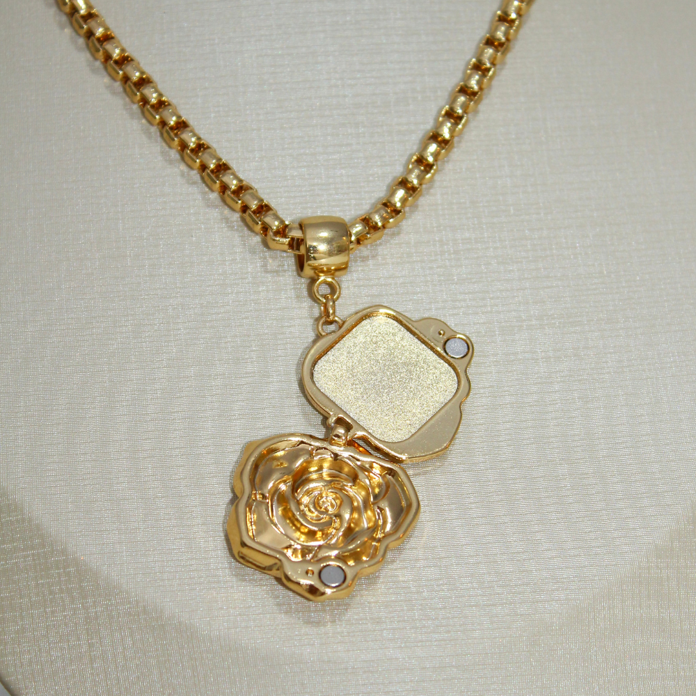 Colar Relicário Rosa Banhado em Ouro 18K