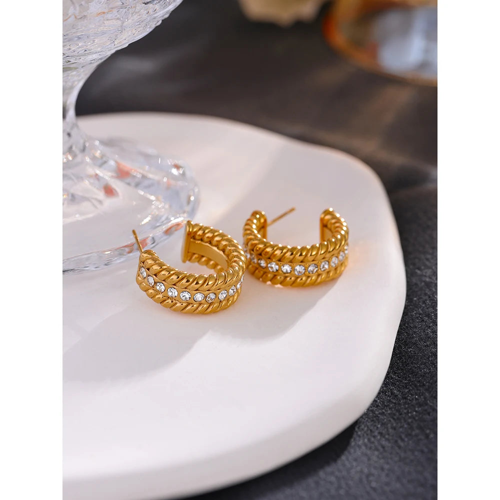 Brinco Argola Torcido Zircônias Banhado em Ouro 18K