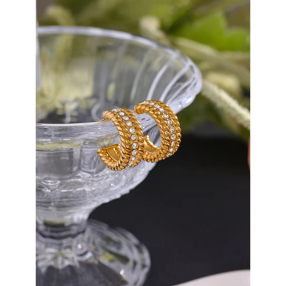 Brinco Argola Torcido Zircônias Banhado em Ouro 18K