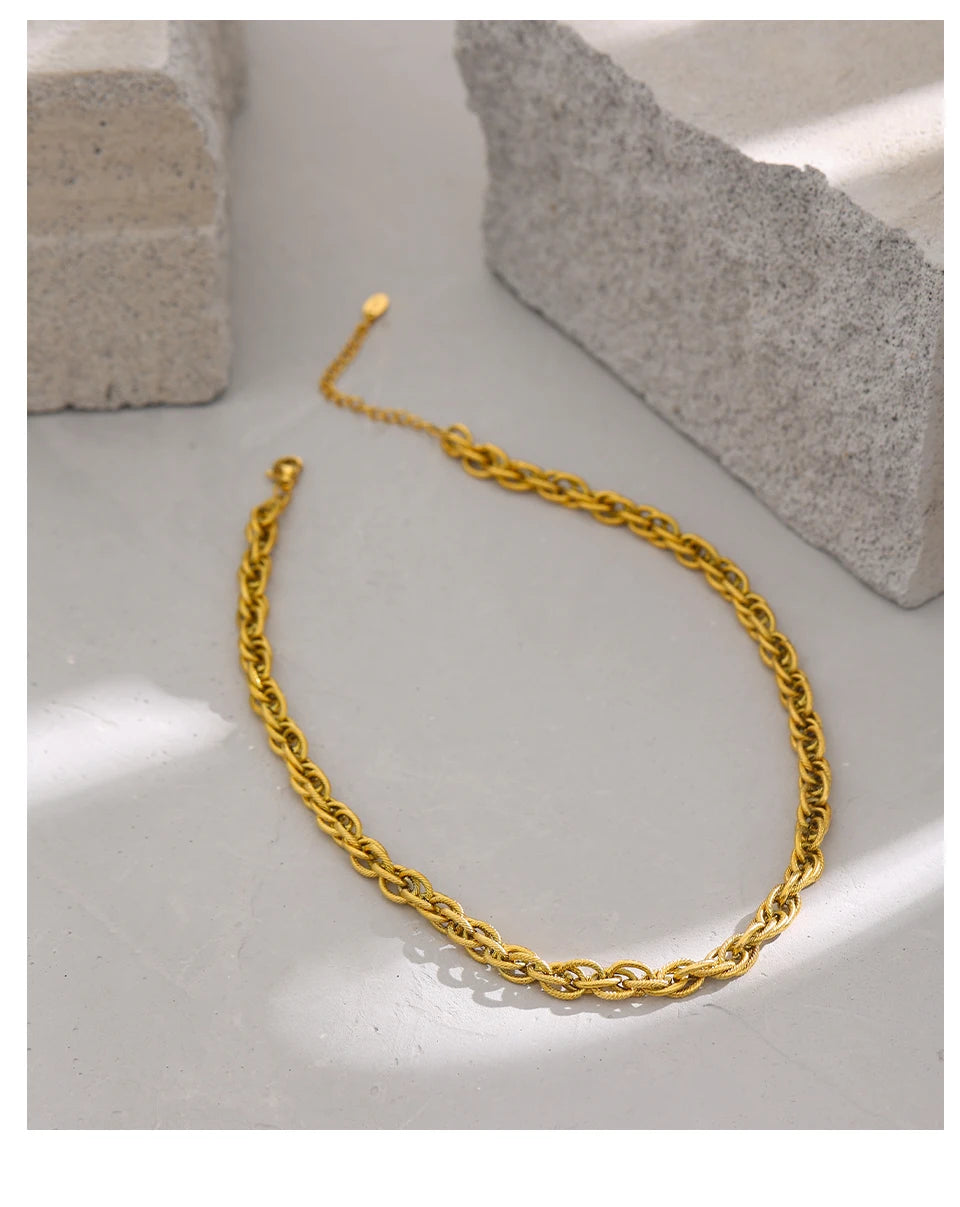 Colar Minimalista Trançado Banhado em Ouro 18K