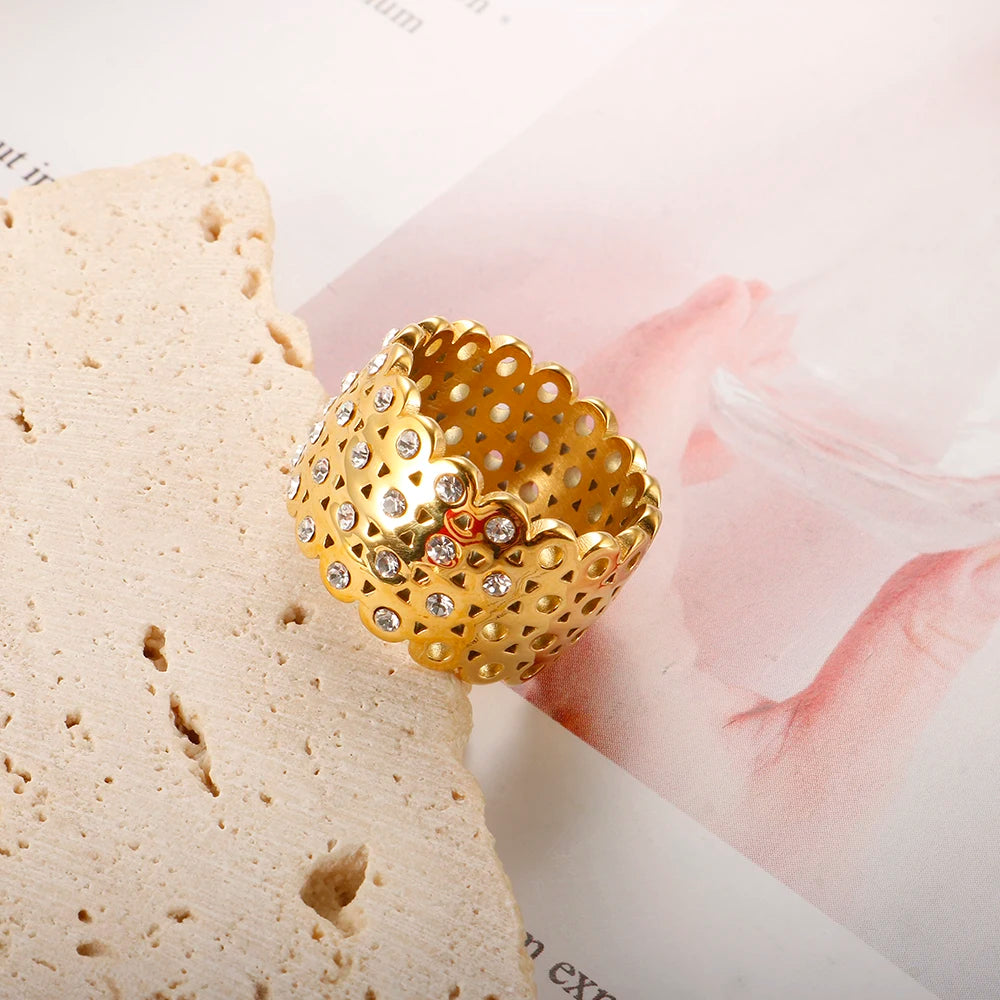 Anel Luxo Vazado Zircônias Banhado em Ouro 18K