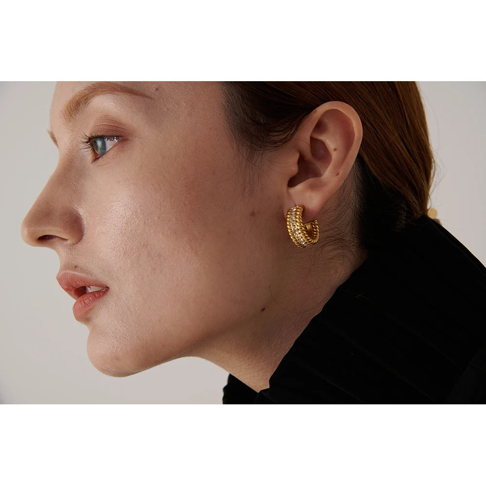 Brinco Argola Torcido Zircônias Banhado em Ouro 18K