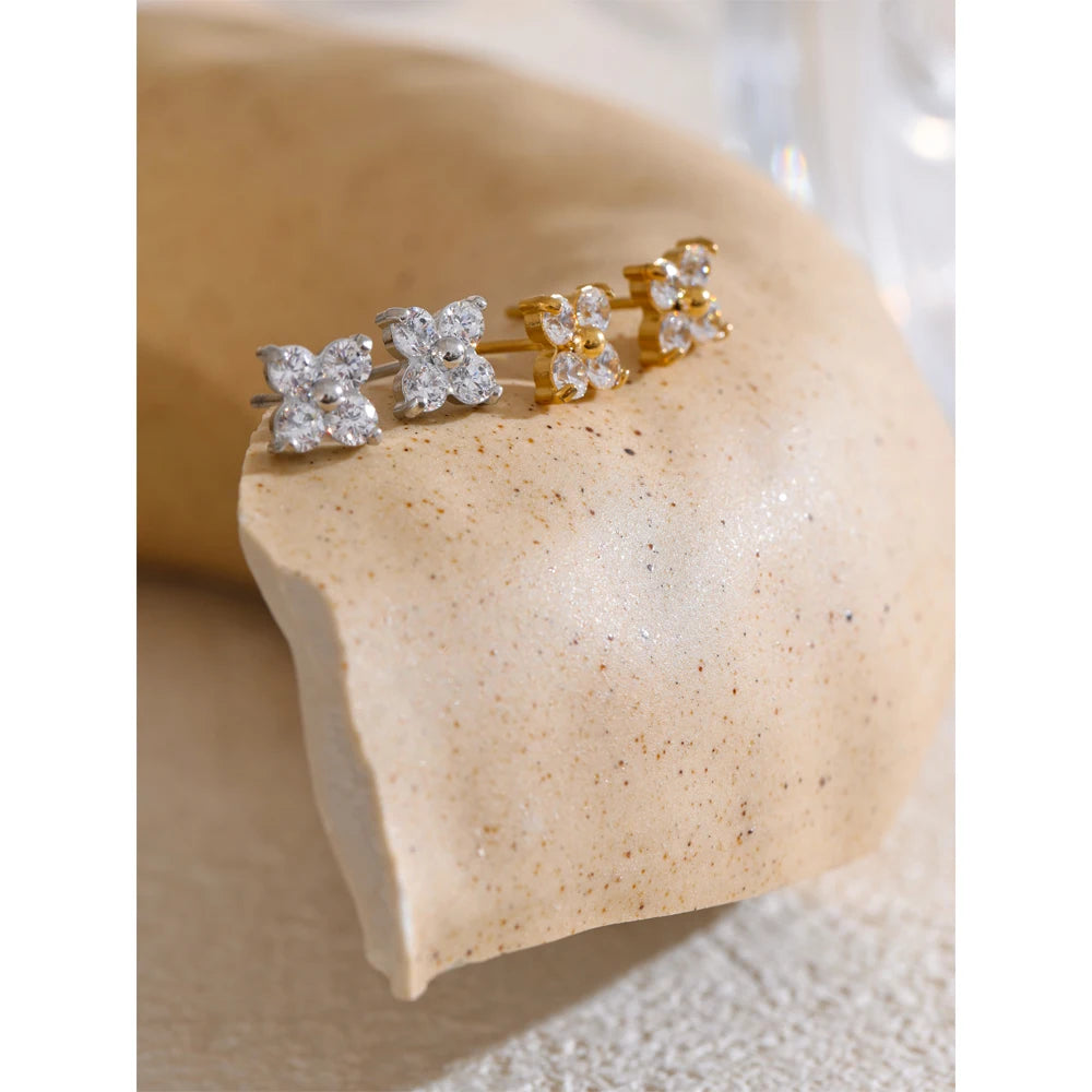 Brinco Delicado Flor Zircônia Banhado em Ouro 18K