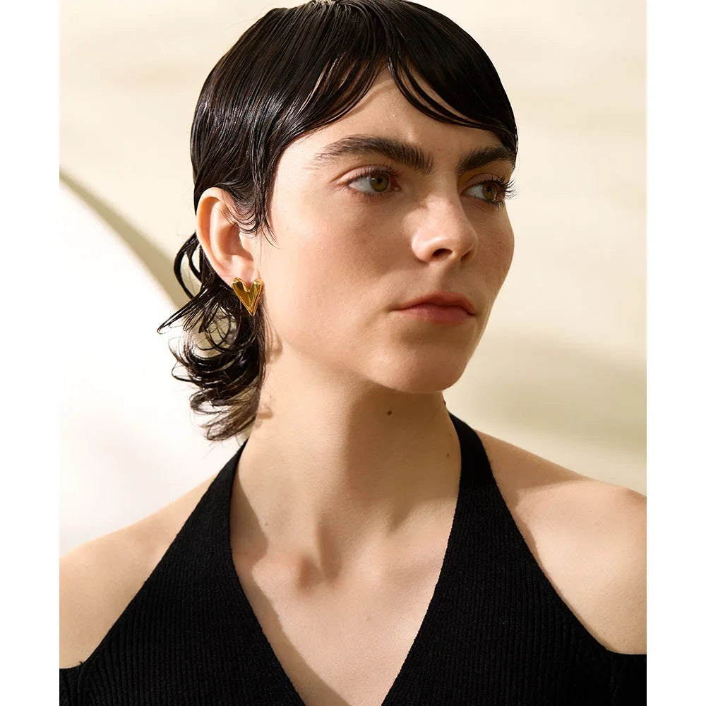 Brinco Coração Dobrado Banhado em Ouro 18K