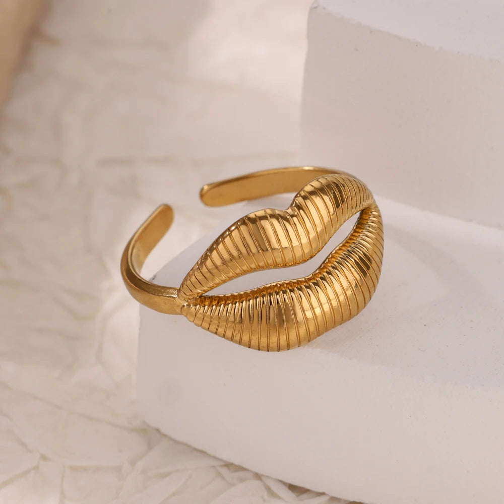 Anel Regulável Boca Banhado em Ouro 18K