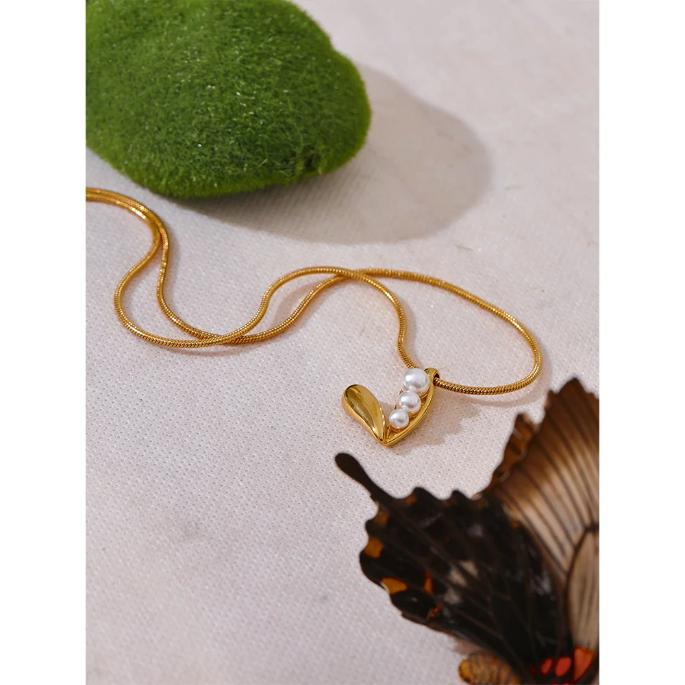 Colar Coração com Pérolas Banhado em Ouro 18K