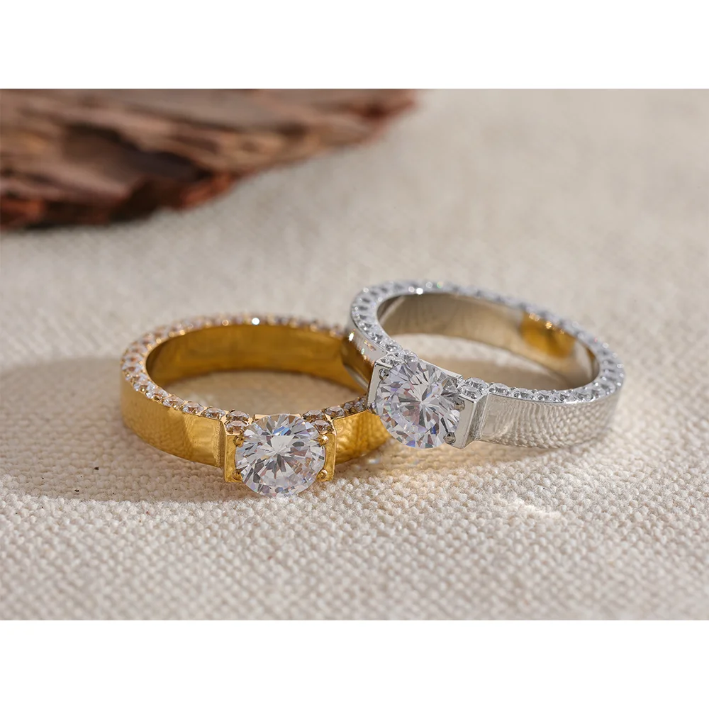 Anel Robusto Cravejado Banhado em Ouro 18K