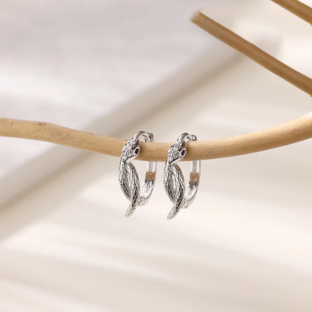 Brinco Cobra com Zircônias Banhado em Ouro 18K