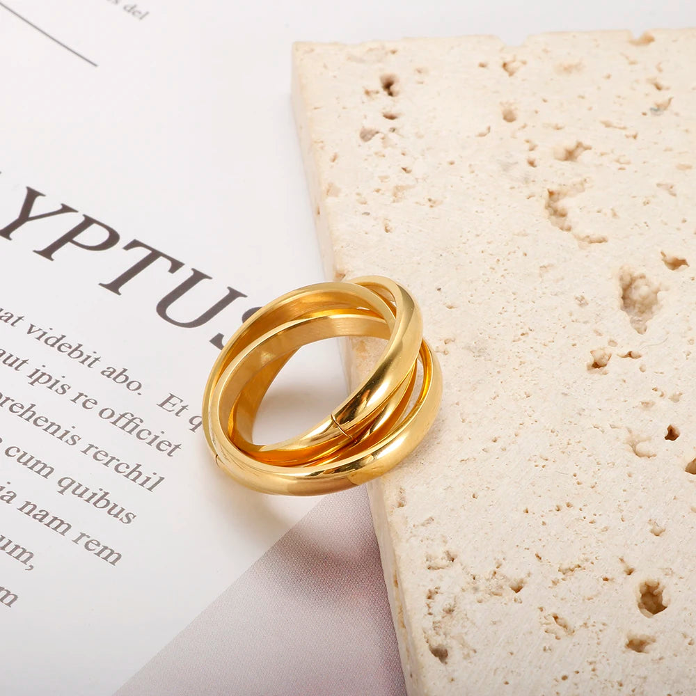 Anel Triplo Elos Interligados Banhado em Ouro 18K