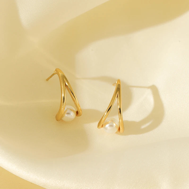 Brinco Vazado Pérola Banhado em Ouro 18K