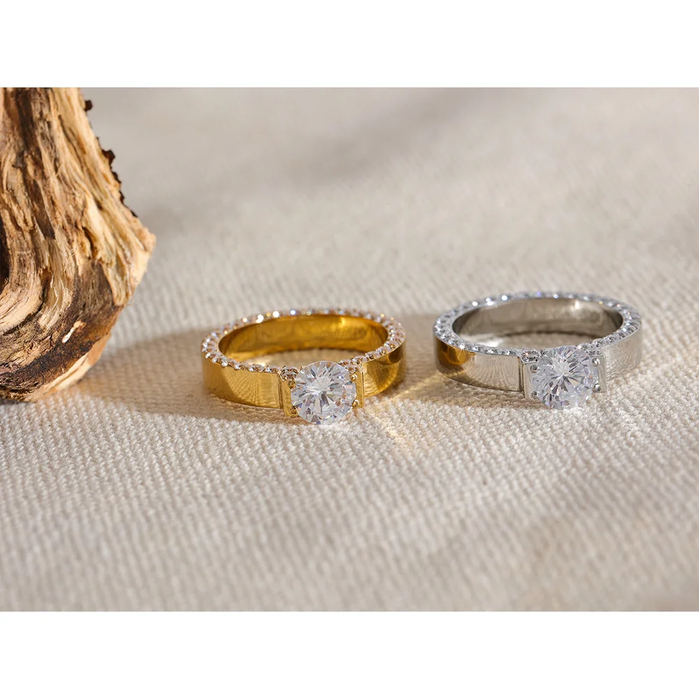 Anel Robusto Cravejado Banhado em Ouro 18K