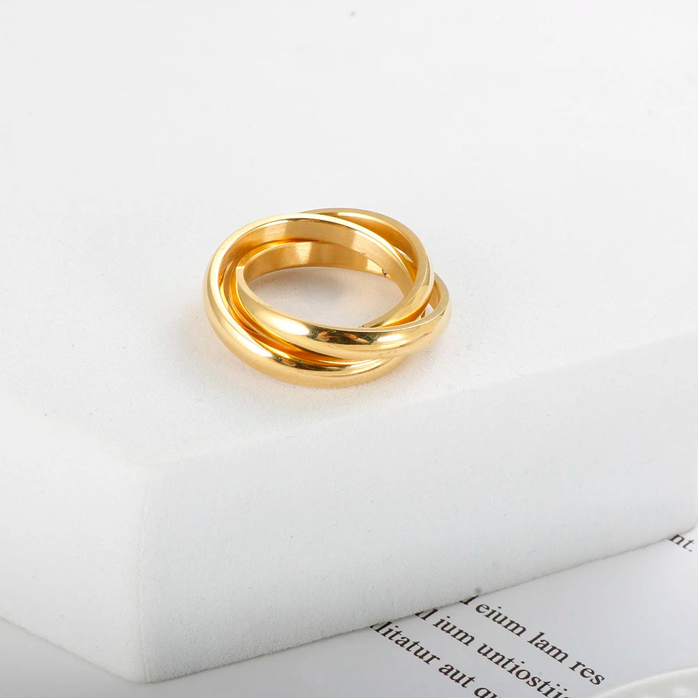 Anel Triplo Elos Interligados Banhado em Ouro 18K