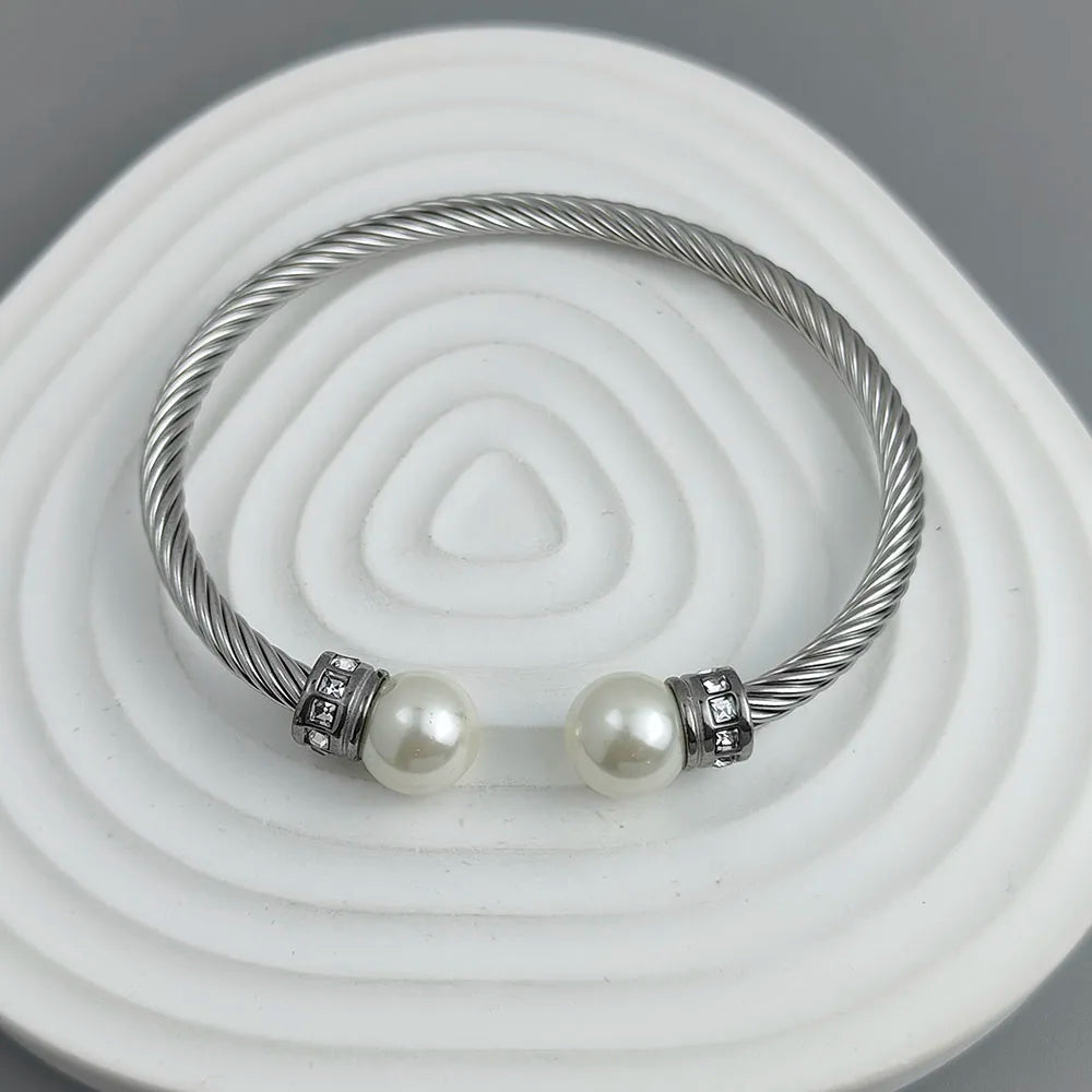 Bracelete Torcido com Pérolas Banhado em Ouro 18K