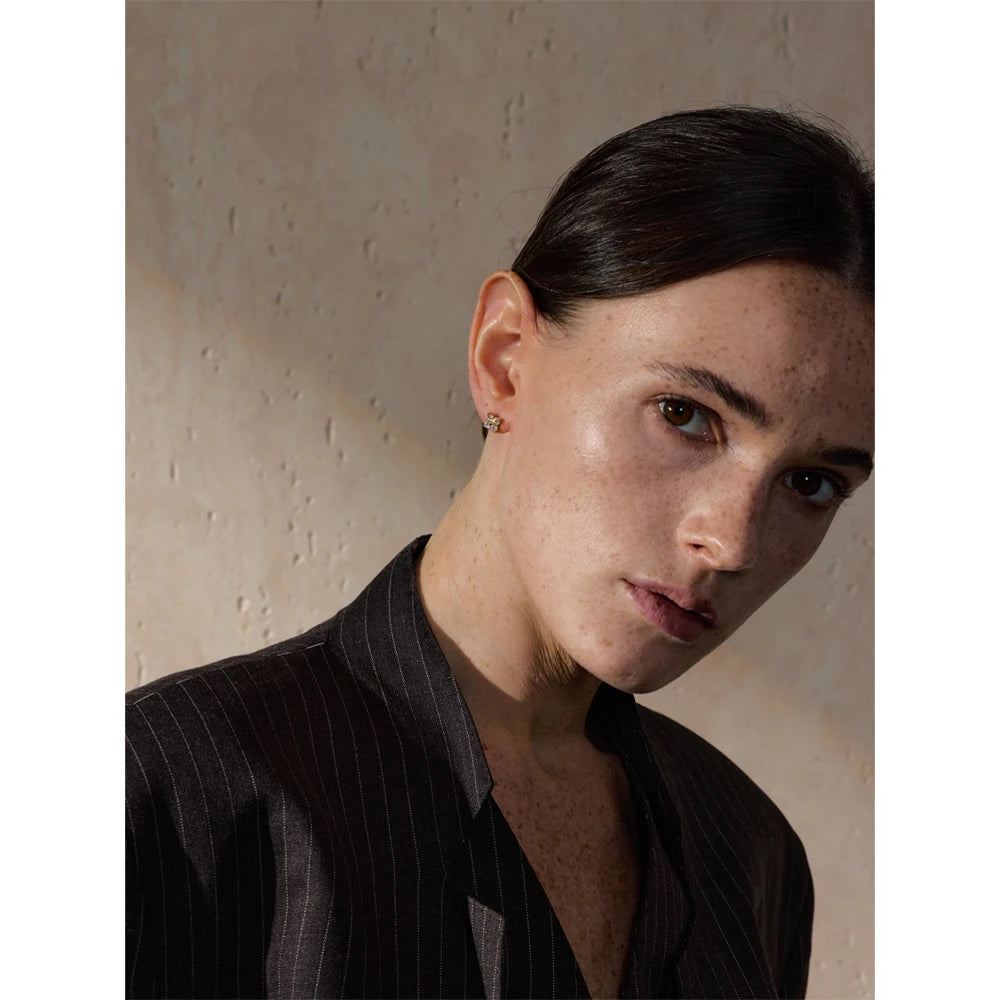 Brinco Delicado Flor Zircônia Banhado em Ouro 18K