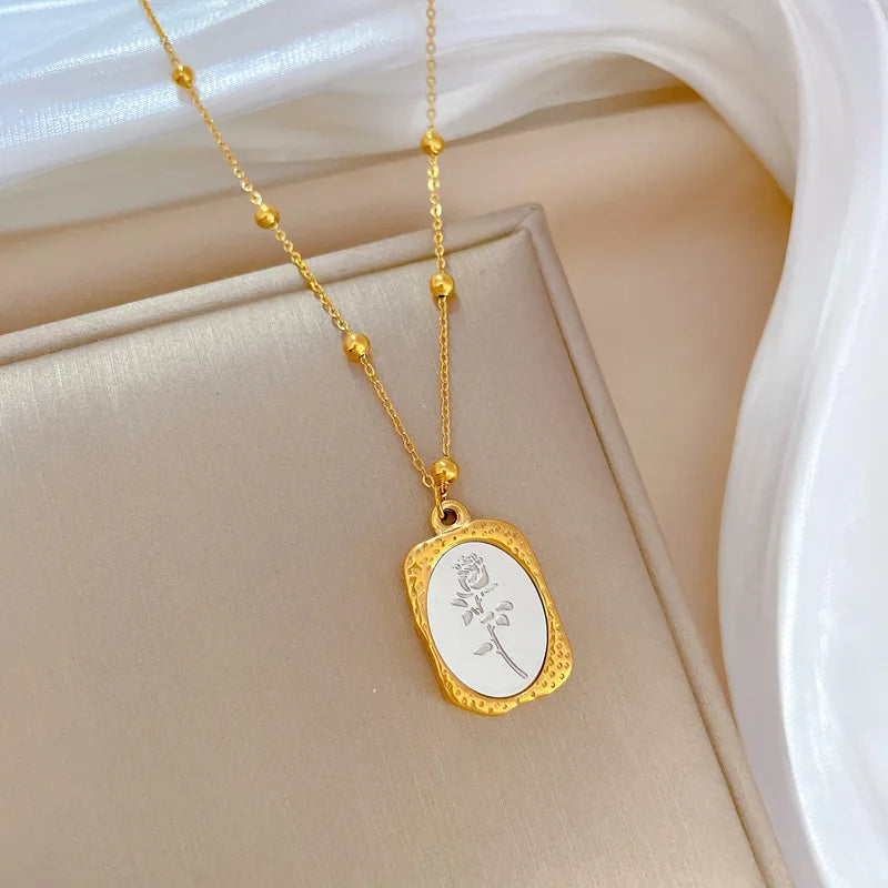 Colar Medalha Flor Banhado em Ouro 18K