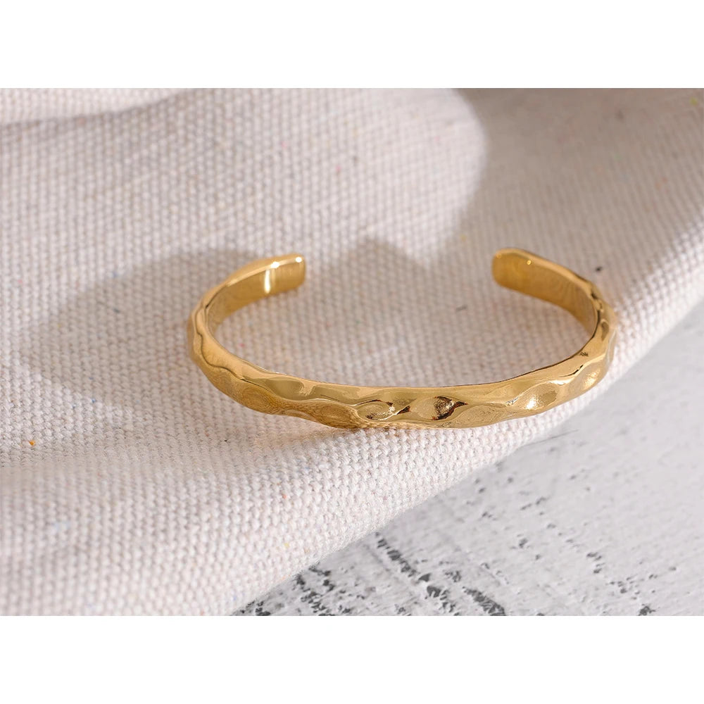 Bracelete Martelado Banhado em Ouro 18K