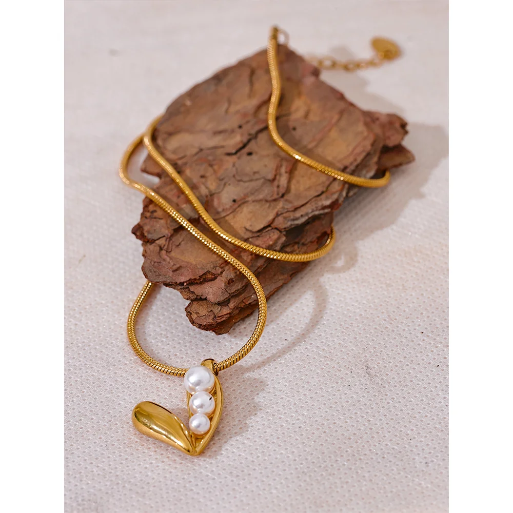 Colar Coração com Pérolas Banhado em Ouro 18K