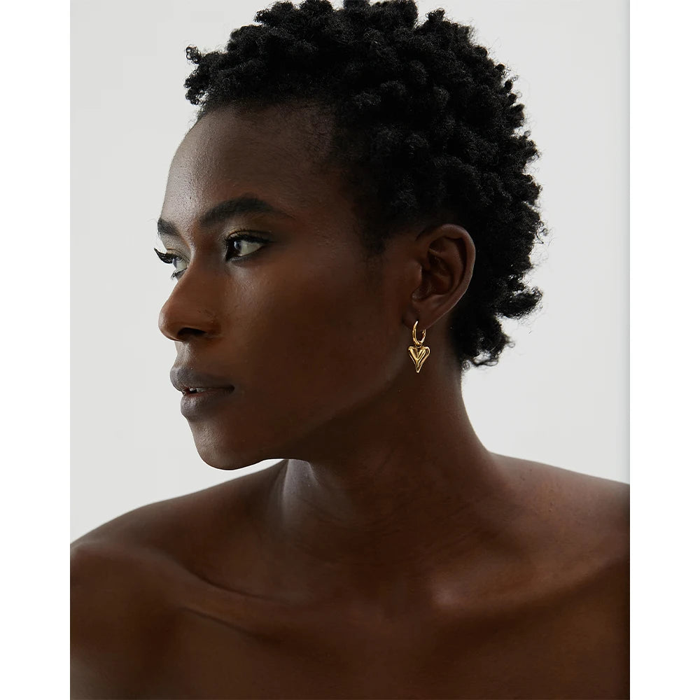 Brinco Pequeno Argola Coração Banhado em Ouro 18K