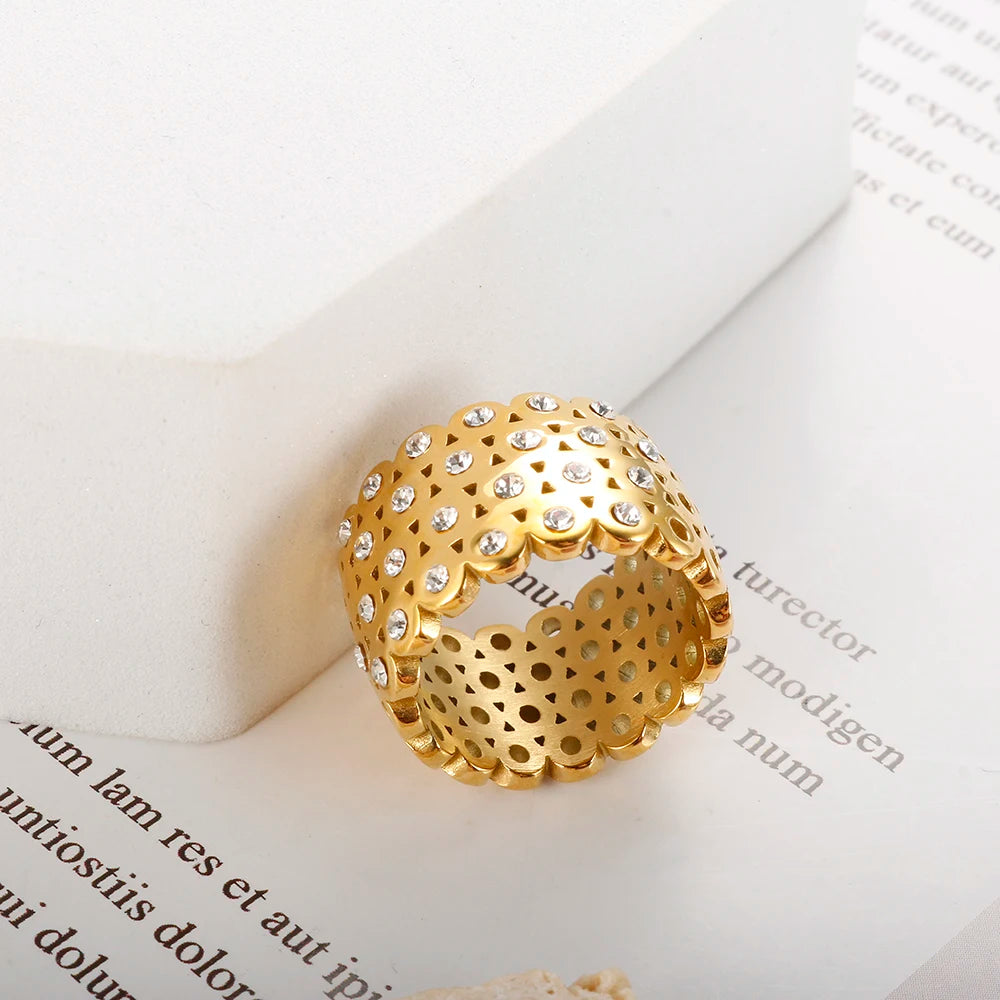 Anel Luxo Vazado Zircônias Banhado em Ouro 18K