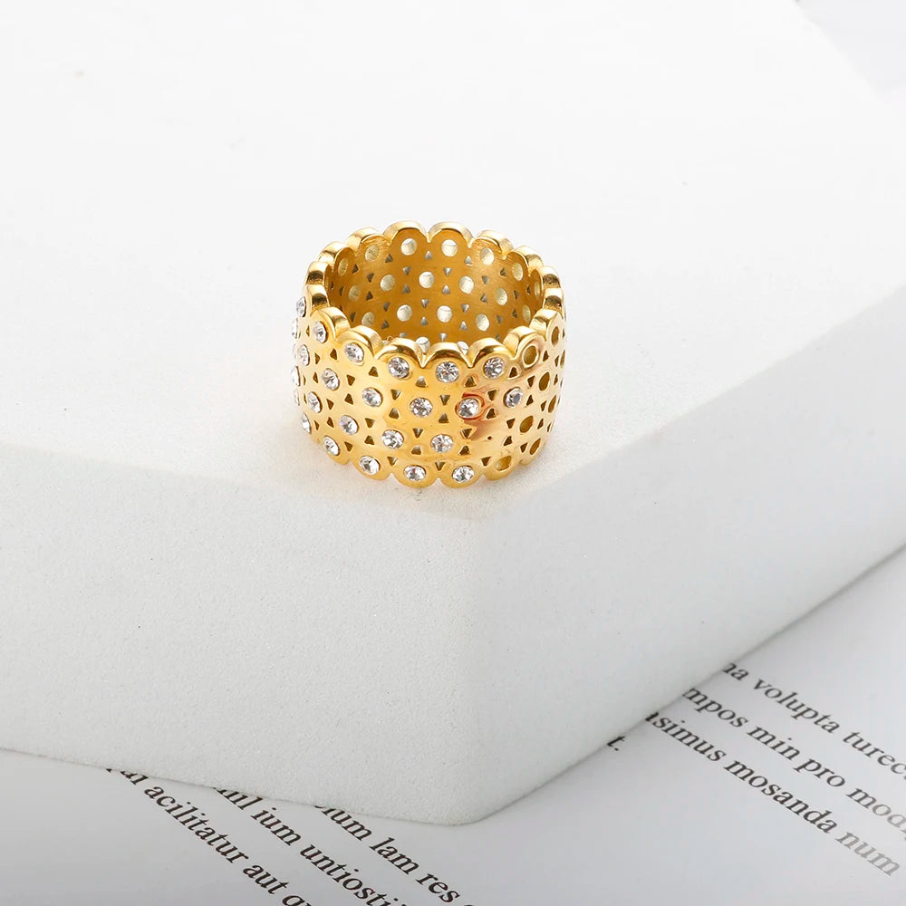 Anel Luxo Vazado Zircônias Banhado em Ouro 18K