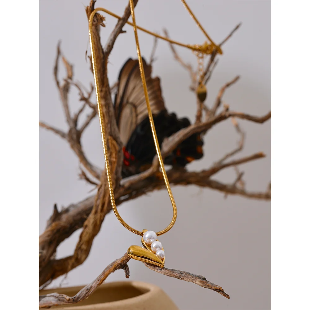 Colar Coração com Pérolas Banhado em Ouro 18K