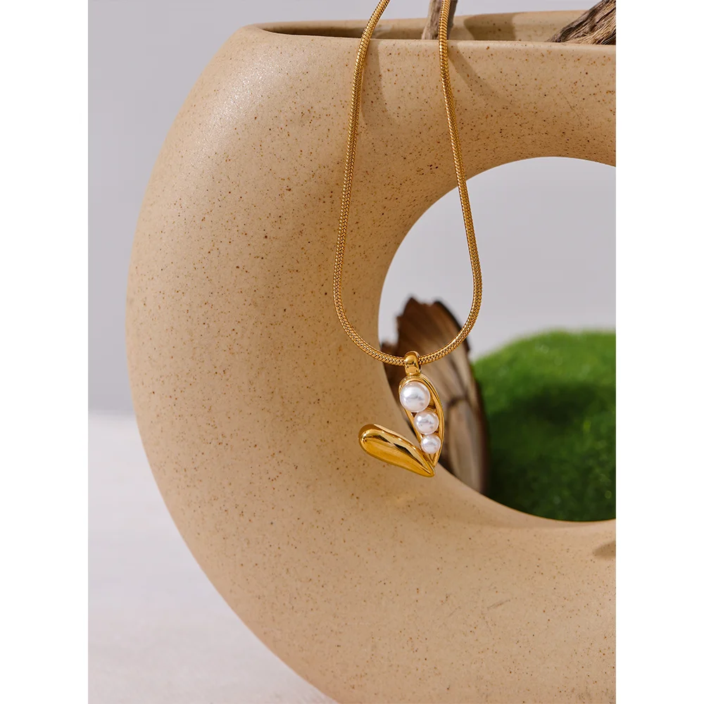 Colar Coração com Pérolas Banhado em Ouro 18K