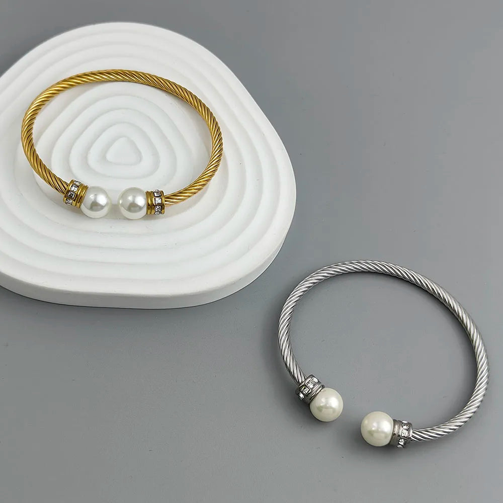 Bracelete Torcido com Pérolas Banhado em Ouro 18K