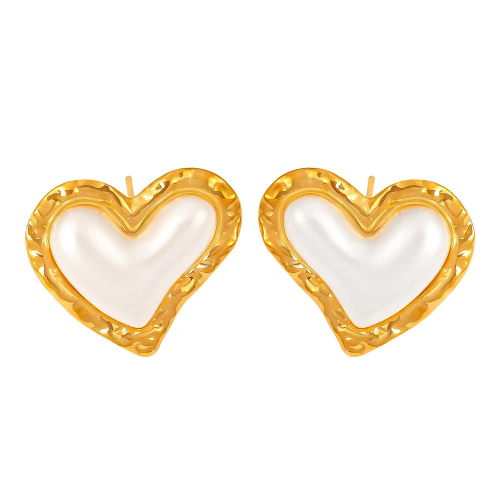 Brinco Martelado Pérola Coração Banhado em Ouro 18K