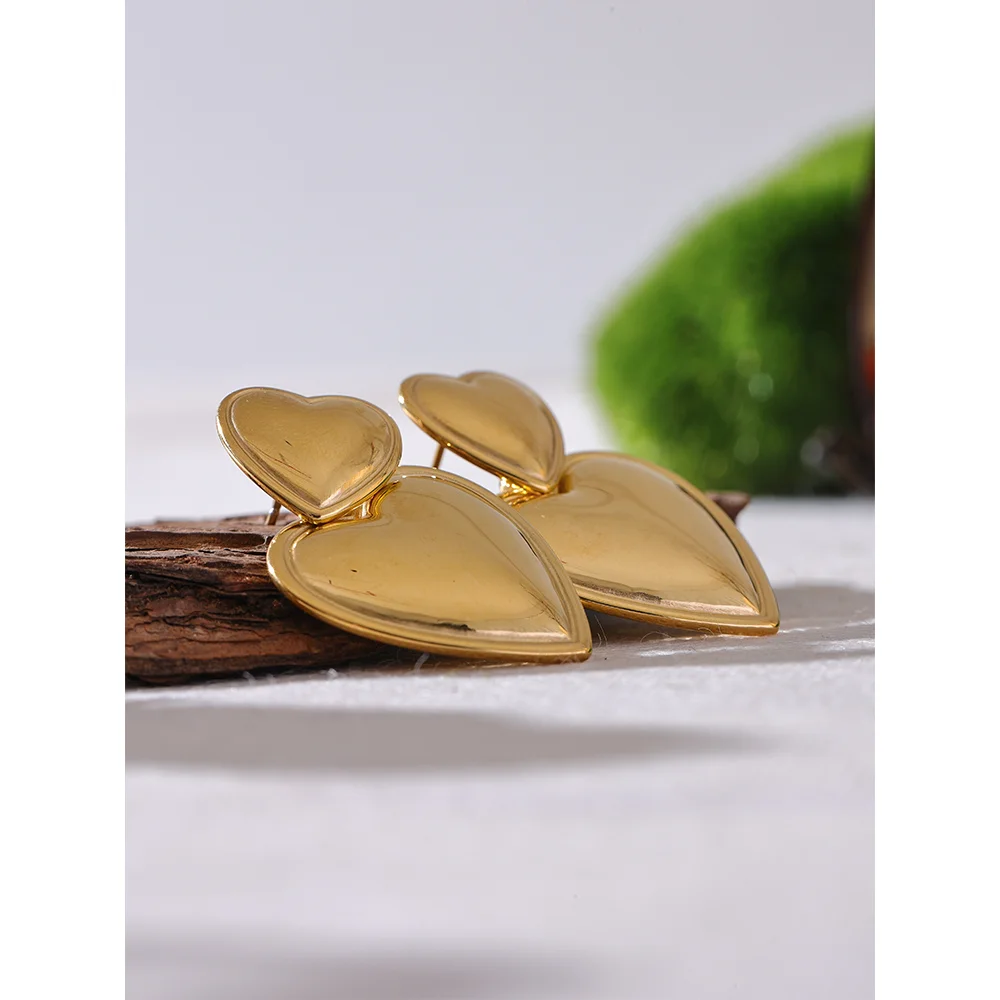 Brinco Dois Corações Banhado em Ouro 18K