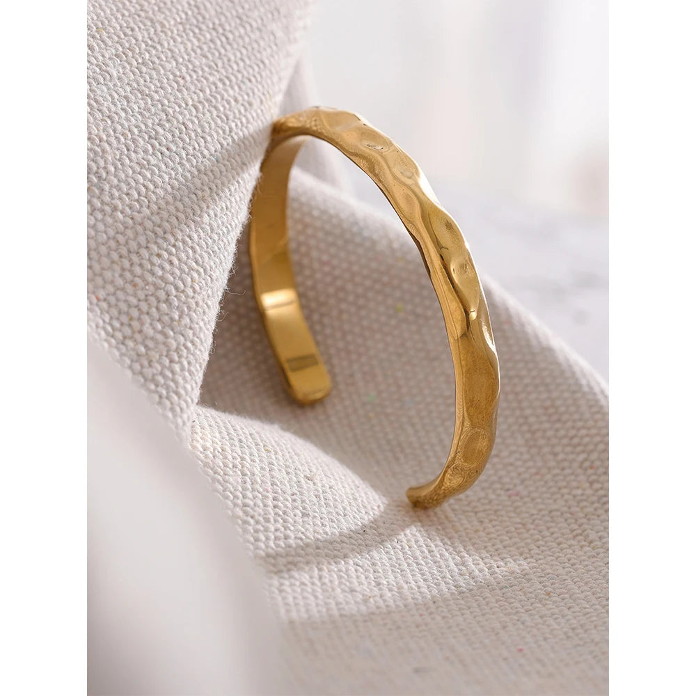 Bracelete Martelado Banhado em Ouro 18K