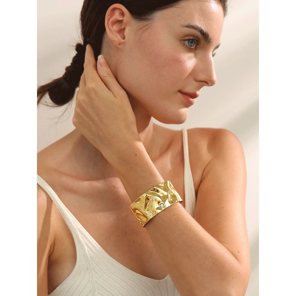 Bracelete Escultural Banhado em Ouro 18K