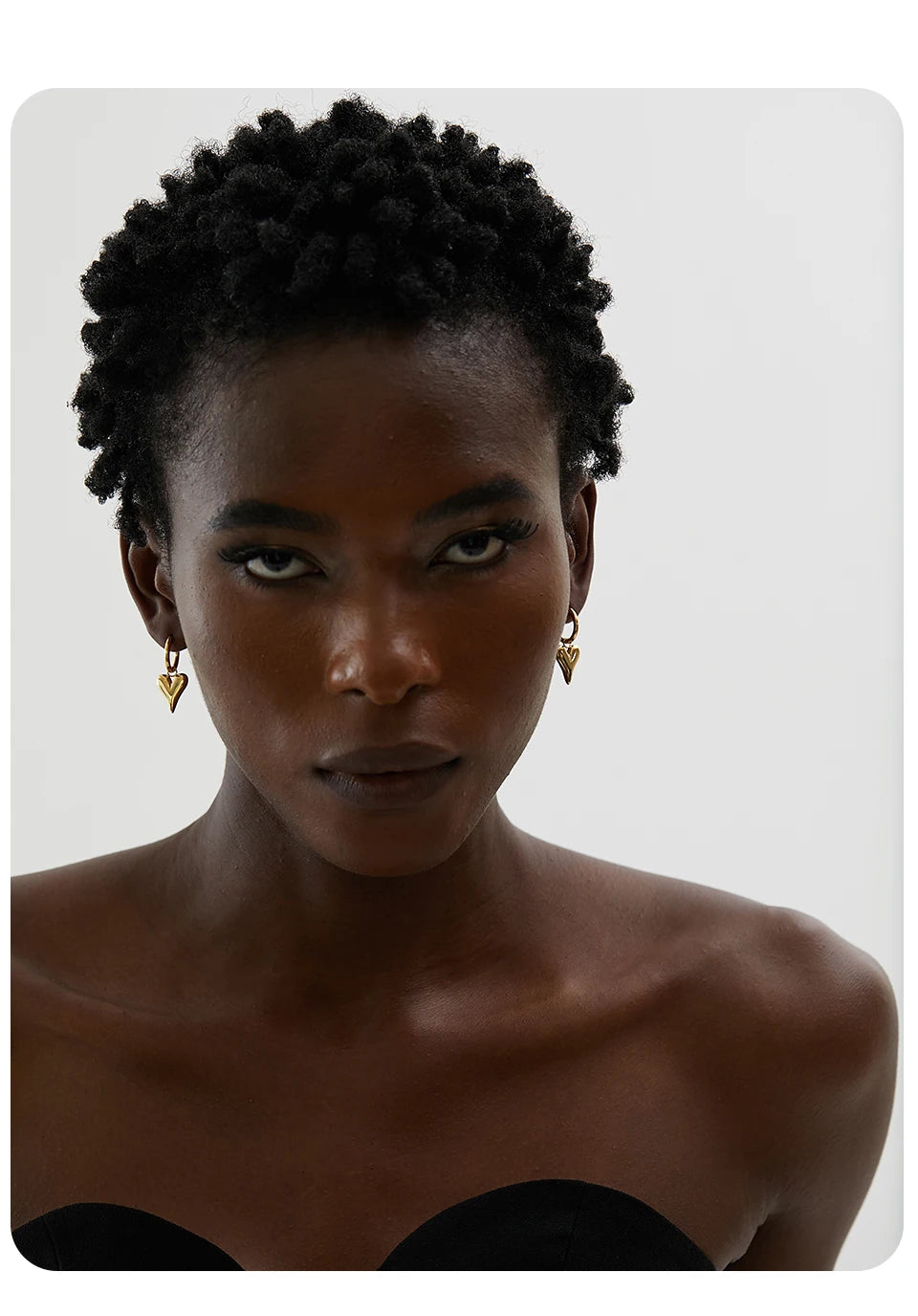 Brinco Pequeno Argola Coração Banhado em Ouro 18K