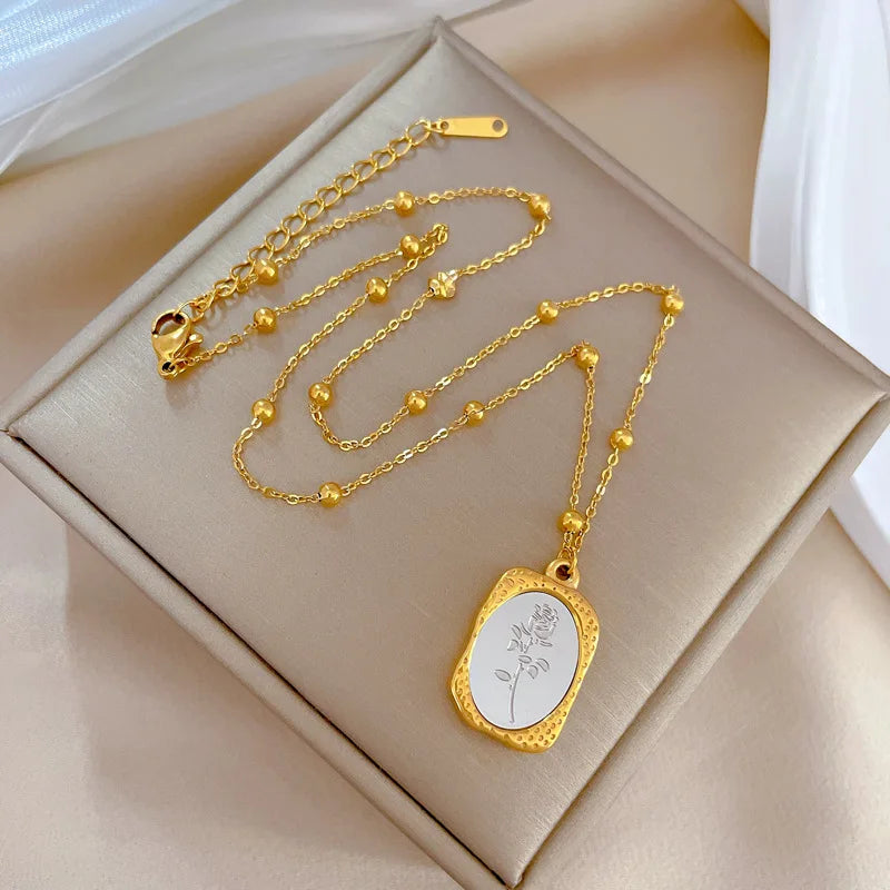 Colar Medalha Flor Banhado em Ouro 18K