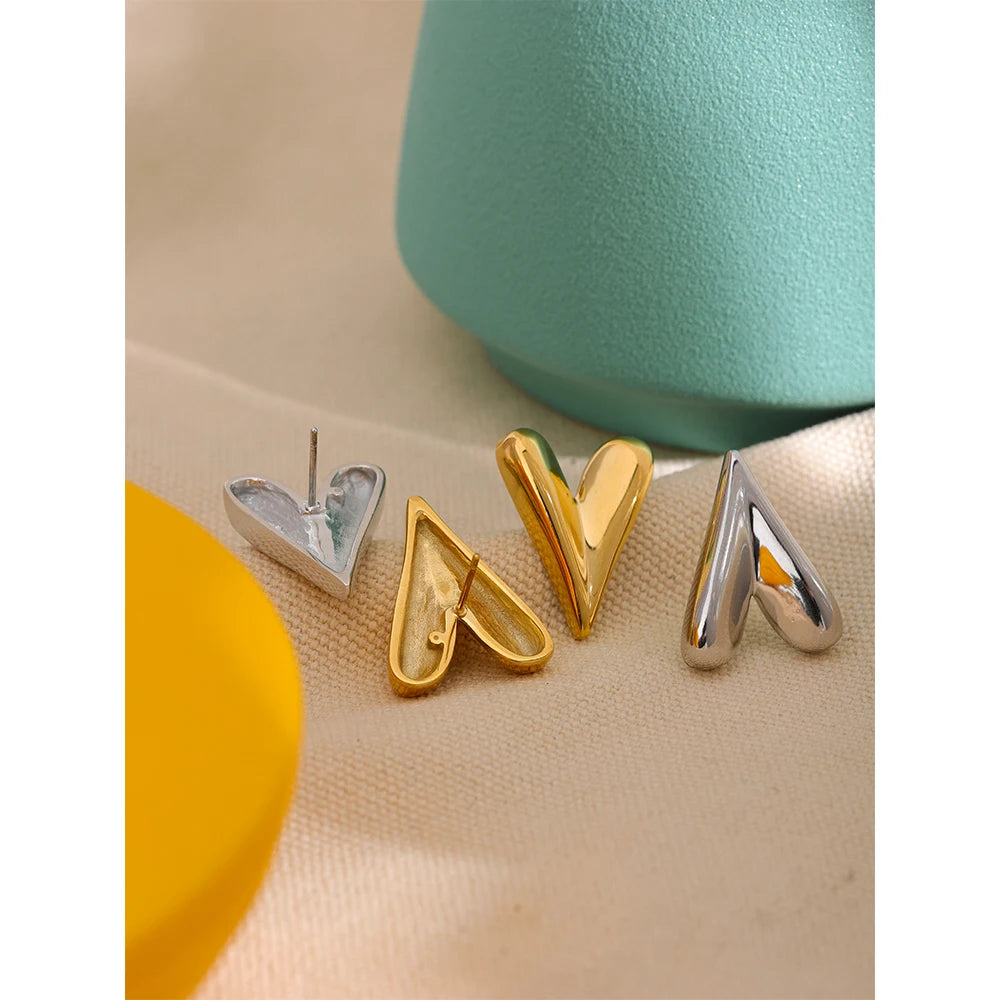 Brinco Coração Dobrado Banhado em Ouro 18K